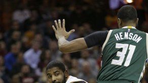 Irving y LeBron guían a Cavs diezmados a triunfo sobre Bucks