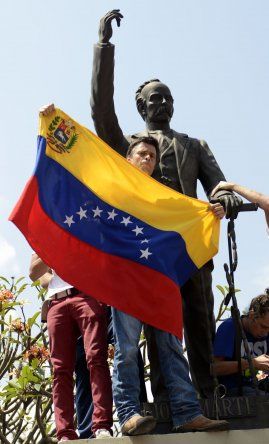 Leopoldo López, líder opositor venezolano, se entrega