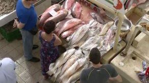 Panameños acuden al Mercado del Marisco en busca del bocado de Año Nuevo