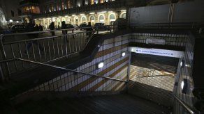 La marina británica saca del Támesis una bomba de la II Guerra Mundial