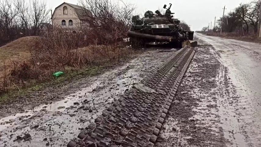 un tanque del ejército ucraniano destruido en el asentamiento de Gnutovo en las afueras de Mariupol.