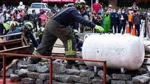 Integrantes del cuerpo de Bomberos de México participan en un simulacro de sismo.