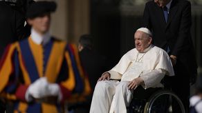 El papa Francisco se desplaza en silla de ruedas o camina con un bastón debido a esguinces en los ligamentos de la rodilla. El papa Francisco se desplaza en silla de ruedas o camina con un bastón debido a esguinces en los ligamentos de la rodilla.