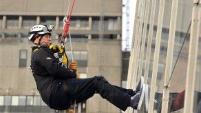 Príncipe Andrés rapelea 239 metros en edificio