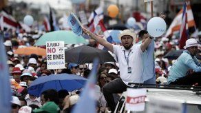 Costa Rica cumple 3 días de huelga con marcha de miles contra reforma fiscal