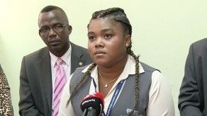 Suspenden a joven en su trabajo por usar trenzas Suspenden a joven en su trabajo por usar trenzas