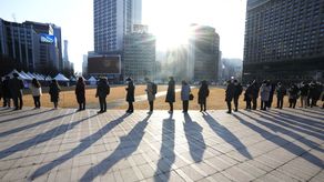 El primer ministro de Corea del Sur, Kim Boo-kyum, dijo que los funcionarios comenzarán a distribuir tests rápidos gratuitos en jardines de infantes, escuelas de primaria y centros de mayores la próxima semana.