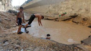 Un cráter de obús en Alepo se convierte en piscina improvisada
