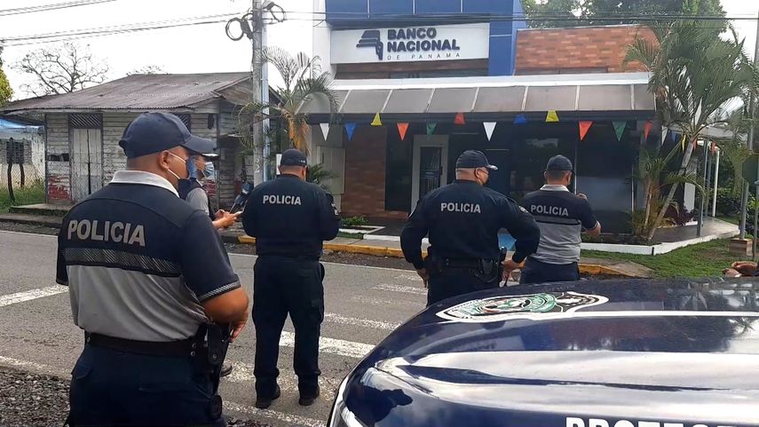 Pasadas las 2:00 de la madrugada la Policía Nacional fue informada sobre la posible presencia de intrusos en un banco de Boquerón.