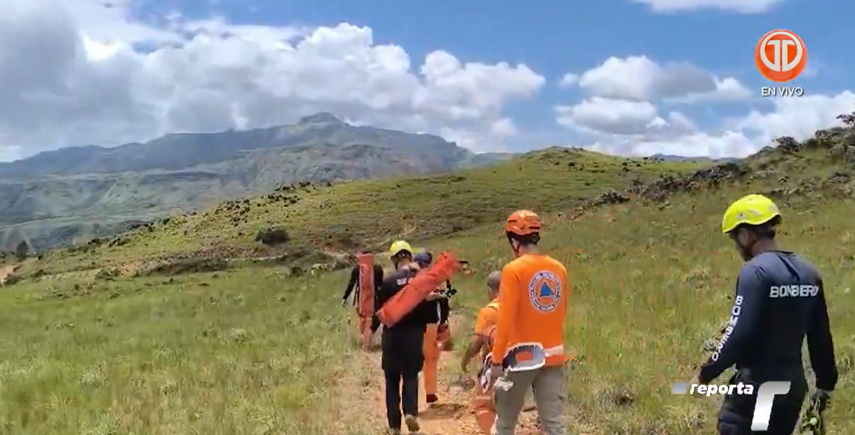 SINAPROC rescata a mujer tras caída por un precipicio en La Silampa.