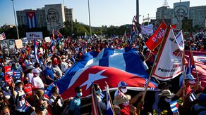 Con banderas, pancartas y ampolletas gigantes de papel que simulaban a las vacunas Soberana y Abdala, desarrolladas por científicos cubanos contra el covid-19, trabajadores del sector de la salud abrieron el desfile.