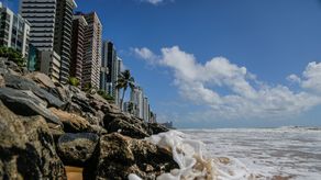 Ambos fenómenos pueden alterar los intercambios de calor, carbono y oxígeno entre los océanos y la atmósfera, lo que a su vez tiene consecuencias en la vida marina y los ciclos del agua.