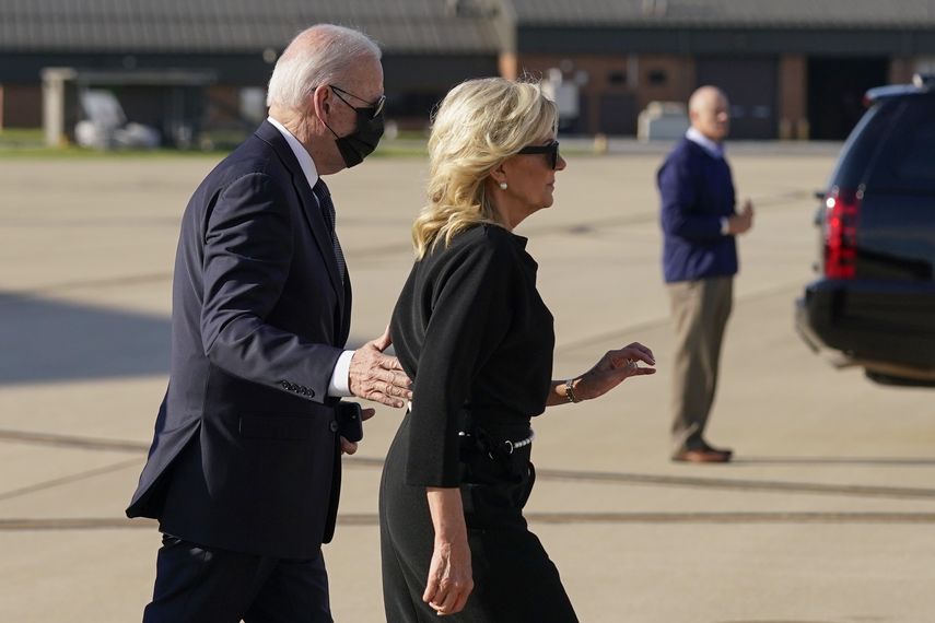 El presidente Biden tiene programado visitar un sitio de homenaje montado frente a la escuela primaria Robb antes de asistir a una misa en una iglesia católica local.