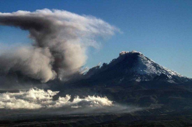 Volcán Cotopaxi amenaza unos 300.000 ecuatorianos