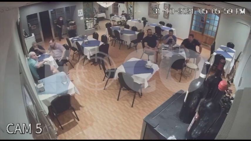 En el vídeo se observa a Ricardo Martinelli sentado en una mesa junto a Alejandro Pérez y Virgilio Crespo.