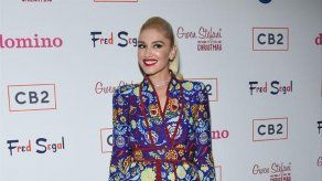 Gwen Stefani pega el rostro de su novio en una foto de su exmarido