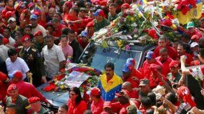 El féretro de Chávez llega a Academia Militar aupado por seguidores