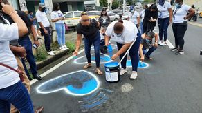 Familiares de las víctimas de la tragedia del Bus 8B-06 pintan 18 corazones azules en La Cresta.