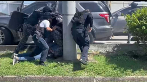 Artículos encontrados en el automóvil acordonado en la Tumba Muerto este miércoles.