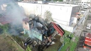 Extinguen incendio en una residencia en Parque Lefevre