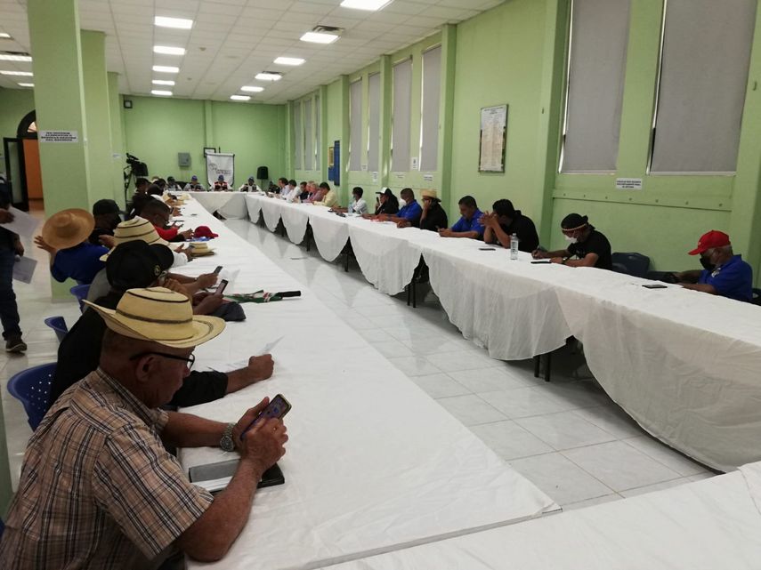 La reunión entre el Gobierno y la Anadepo se desarrolla en la&nbsp;Escuela Normal Juan Demóstenes Arosemena.