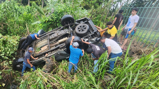 Unidades del SENAFRONT rescatan a ocupantes de vehículo accidentado en Bugaba. Unidades del SENAFRONT rescatan a ocupantes de vehículo accidentado en Bugaba.