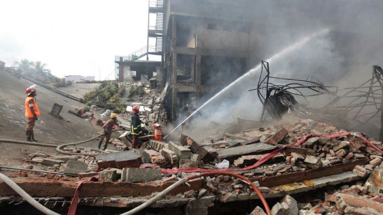 Hallan 4 nuevos cuerpos y balance aumenta a 29 muertos por incendio en Bangladés
