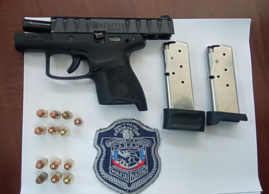 Arma encontrada por la Policía Nacional en la residencia