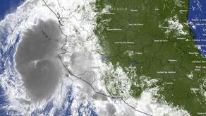 En la trayectoria pronosticada del NHC, el centro de Orlene debe pasar cerca o sobre Las Islas Marías (del estado de Nayarit) esta noche o el lunes por la mañana, y llegar a la costa de México continental el lunes por la noche, añadió el NCH.