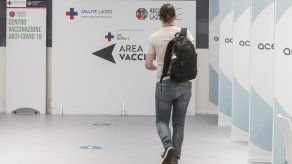El pasado abril, tras aparecer algunos casos de trombos entre los vacunados con Astrazeneca, varios de ellos mortales, Italia anunció que priorizaría inyectar este fármaco a los mayores de 60 años.