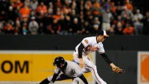 Hardy anotó la carrera que empató la serie para los Orioles 2-1