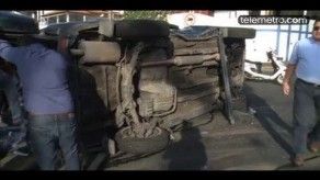 Mujer quedó atrapada en auto al colisionar en Ave. 12 octubre
