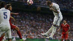 UEFA quiere investigar riesgos de cabecear el balón