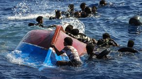40 migrantes rescatados de barco volteado en Mediterráneo