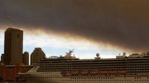 Violentos incendios oscurecen cielo de Sídney y destrozan viviendas
