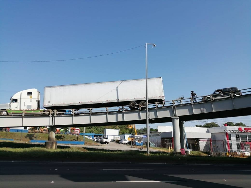 Cierres en el puente de Brisas del Golf por el MOP.&nbsp;