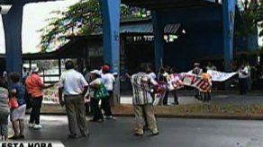 Transístimica detenida: afectados por jarabe salen a las calles