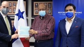 El ministro de Economíay Finanzas, Héctor Alexander, recibió los dos cheques, junto alviceministro de Finanzas, Jorge Luis Almengor.&nbsp; 