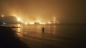 En la vecina Turquía, los incendios descritos como los peores en décadas han arrasado tramos de la costa sur del país durante los últimos 10 días, matando a ocho personas.