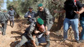 Decenas de cristianos palestinos protestan contra muro de separación de Israel