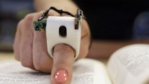 Anillo FingerReader permite a los no videntes leer