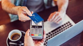 La adopción del uso de pagos sin contacto en Panamá supera ya el 59% en pagos presenciales,mientras el volumen de pagos con Visa débito creció a doble dígito en el trimestre entre abril y junio de2021 comparado con el mismo trimestre del año anterior.