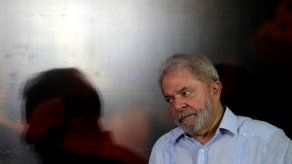 Justicia brasileña prohíbe que Lula salga del país