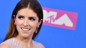Anna Kendrick busca dar fin a guerra de amas de casa y madres que trabajan