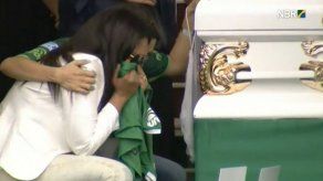 Lluvia y dolor durante las honras a futbolistas muertos