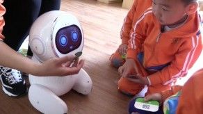 Los robots ya cuidan al ser humano en China, desde su infancia a la vejez