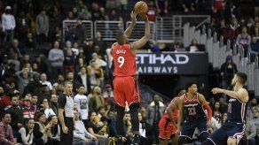 Ibaka define con triple por Raptors ante Wizards