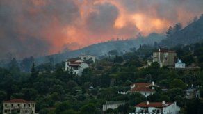 Detienen a dos por provocar incendios en Grecia