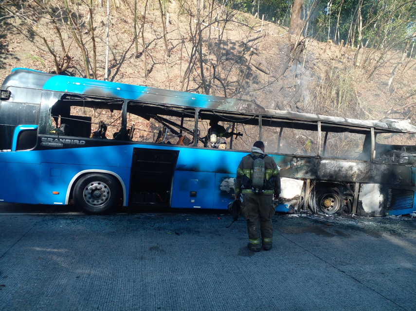 Bomberos atienden incendio en la Autopista Panamá - Colón.&nbsp;