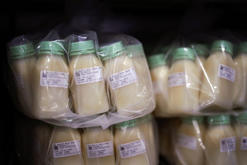 Los padres también recurren a foros de intercambio de leche materna en internet para satisfacer las necesidades de sus bebés.